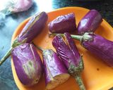 A picture of step 1 of Baingan Ki Kalonji (Stuffed Eggplant with Spices).