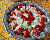 Une image de l'étape 12 de Salade de concombres et tomates au labneh, menthe et feta.