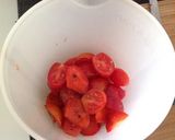 Foto del passaggio 1 della ricetta Tomino in speck croccante su gazpacho di fragole e datterini