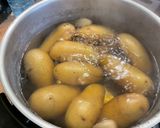 Une image de l'étape 4 de Purée de pommes de terre à l’ail, crème et gingembre.