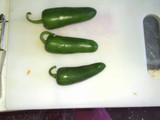 Cebollas curtidas con chile jalapeño y zanahoria en noche de brujas