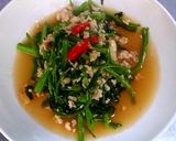 รูปขั้นตอนการทำที่ 3 ของ ผัดผักบุ้งไก่สับ