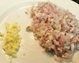 Foto del paso 3 de la receta: Huevos duros  con sofrito de tomate y pan frito