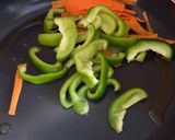 Une image de l'étape 3 de Bœuf sauté aux poivrons, servi avec du riz blanc.