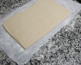 Foto del paso 4 de la receta Tarta de nata y mermelada de arándanos con conos de hojaldre