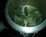 A picture of step 1 of Broccoli and beetroot soup.