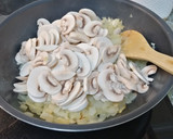 Foto del paso 4 de la receta: Solomillo de cerdo con salsa de champiñones y cerveza