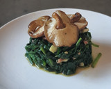 Foto del paso 4 de la receta: Espinacas frescas salteadas con setas shiitake