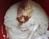 Fokhagymás, tejfölös csirkecombok sajttal sütve recept fázis 3 fotója