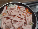 Salteado de verduras y pollo con fideos
