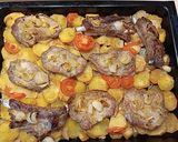 Savanyú káposzta és burgonya ágyon barna sörben pácolt hagymás sült recept fázis 4 fotója