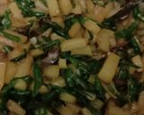 Foto langkah ke 3 dari resep Tumis kentang cabe hijau.