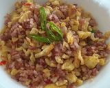 Foto langkah ke 5 dari resep Nasi goreng telur beras merah simpel.