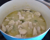 Foto del paso 2 de la receta: Empanada de pollo en salsa y queso de cabra