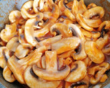 Foto del paso 2 de la receta: Hojaldre de champiñones con tomate y trigueros