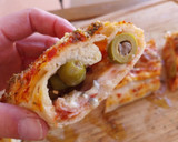 Foto del paso 11 de la receta: Rulo de pizza de jamón, quesos y olivas