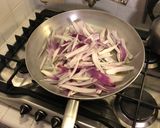 Foto del passaggio 1 della ricetta Spaghetti mantecati con cipolla di Tropea acciughe e prezzemolo