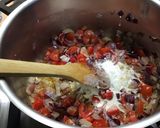 Une image de l'étape 6 de Moules à l'oignon rouge tomates coriandre et crème.