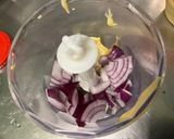 Une image de l'étape 4 de Sauce salade épicée à l'oignon rouge et persil.