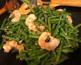 A picture of step 4 of Stir-Fried Garlic Shrimp with Green Beans.