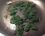 Foto del passaggio 5 della ricetta Linguine allo zafferano con ricotta al pesto di basilico e spinacini