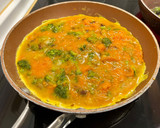 Foto del paso 4 de la receta: Tortilla española de brócoli y zanahorias 🥕 🥦