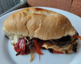 Foto del paso 5 de la receta: Sándwich🧅🥖🌶️de champiñones con pimiento, cebolla y salsa bbq🧀🍯🍄