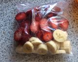 Foto del paso 2 de la receta: Helado natural de plátano y frutilla