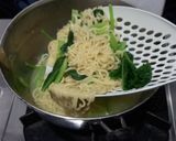 Foto langkah ke 1 dari resep Mie Goreng Ayam Suwir Sat-set.