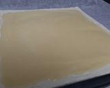 Foto del paso 3 de la receta: Coca de hojaldre rellena de chocolate blanco