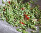 Foto langkah ke 6 dari resep Tumis Buncis Teri Pedas.