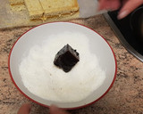 Foto del paso 6 de la receta: Cortaditos de natillas envueltos en choco-coco