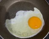 Foto langkah ke 2 dari resep Perfect Sunny Side Up.