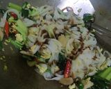 Foto langkah ke 5 dari resep Kwetiau goreng.