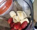 A picture of step 2 of Strawberry Smoothy 🍓😋.