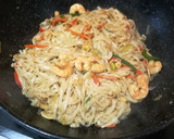 Foto del paso 12 de la receta: Gambas chow mein en salsa de ostras con noodles de arroz