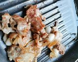 รูปขั้นตอนการทำที่ 1 ของ ต้มส้มกะทิยอดมะขามกับหมูย่างเกลือ