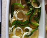 Foto del paso 1 de la receta: Lubina en cama de patata, cebolla y pimiento