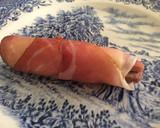 Foto del paso 2 de la receta: Salchichas rellenas envueltas🌭🥓