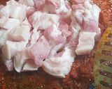 รูปขั้นตอนการทำที่ 2 ของ ผัดพริกแกงหมูสามชั้นใส่หัวปลี