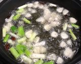 Foto langkah ke 3 dari resep 17. Chilli Oil untuk Dimsum.