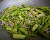 粗管芹菜炒五花肉的食譜步驟2照片