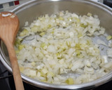 Foto del paso 3 de la receta: Merluza en salsa con coliflor y guisantes