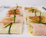 Foto del paso 8 de la receta: Rollitos mixtos de navidad con cebolla caramelizada y tomate