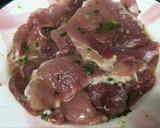 Foto del paso 2 de la receta: Escalopines de cerdo aderezados con ajo y perejil