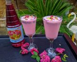 A picture of step 2 of Rose ice cream shake.