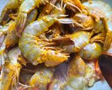 Gambar langkah 2 resipi Udang Goreng Kunyit.