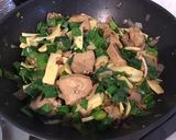 Une image de l'étape 11 de Porc sauté à l asiatique aux pousses de bambou et poireaux.