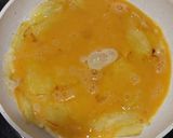 Foto langkah ke 4 dari resep Potato Cheese Omelette.