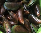Foto langkah ke 1 dari resep Masakan Ala Anak Kos - Kerang Ijo Saus Pedas (Extra Hot).